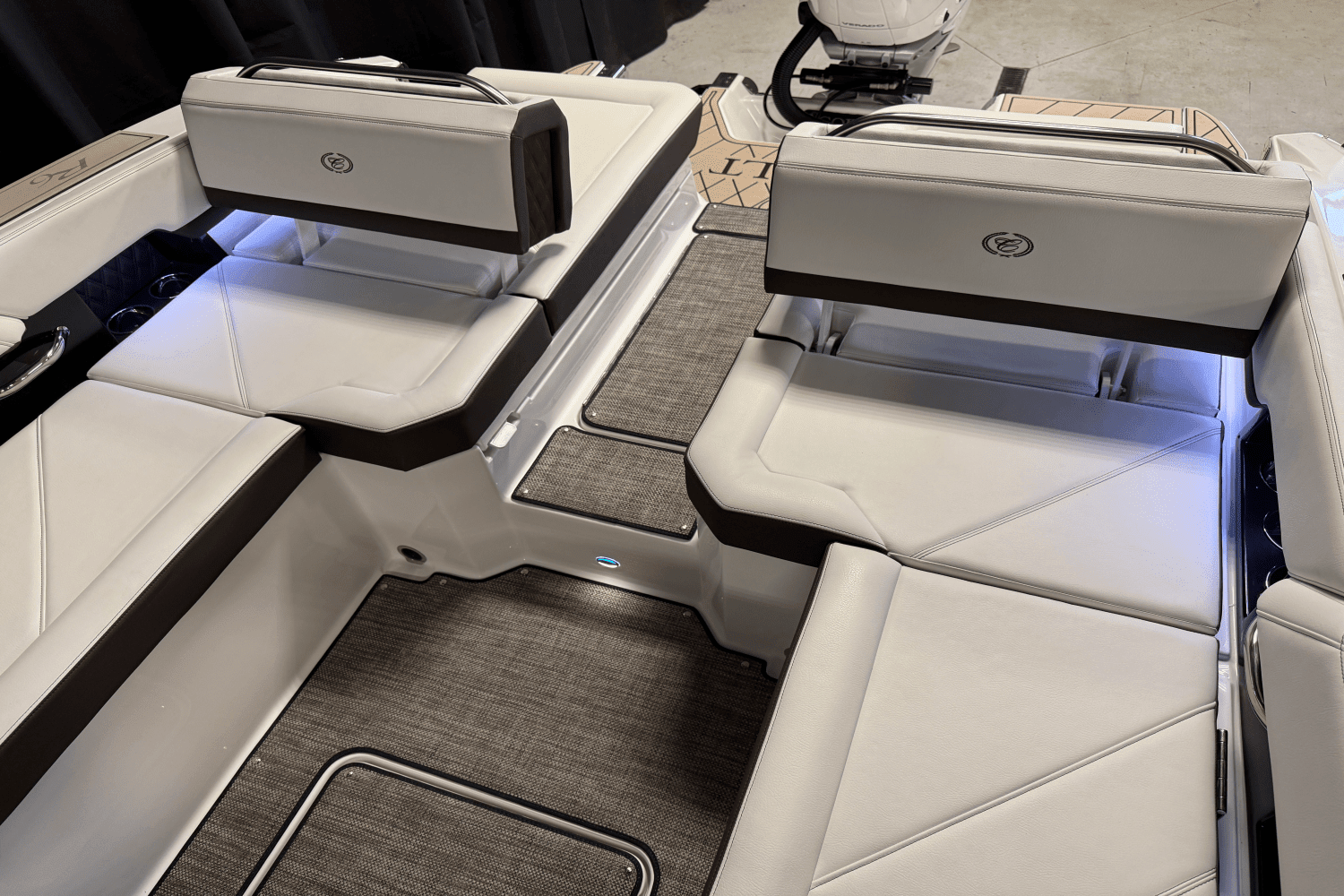 2025 Cobalt R6 Outboard Image Thumbnail #32