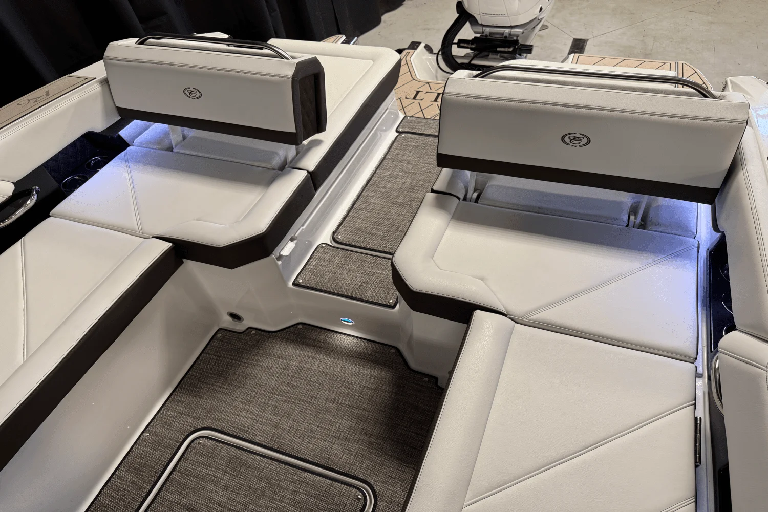 2025 Cobalt R6 Outboard Image Thumbnail #32