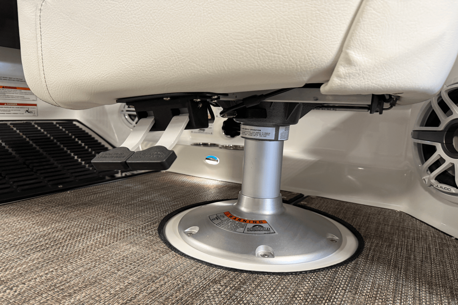 2025 Cobalt R6 Outboard Image Thumbnail #91