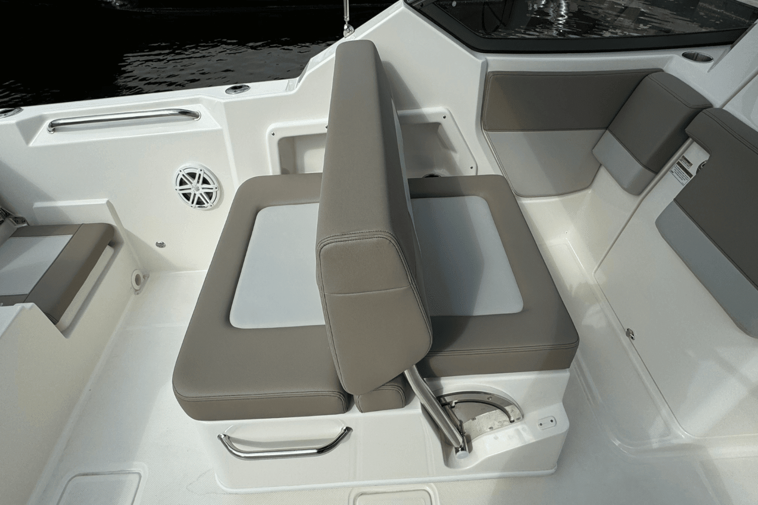 2024 Boston Whaler 210 Vantage Image Thumbnail #10