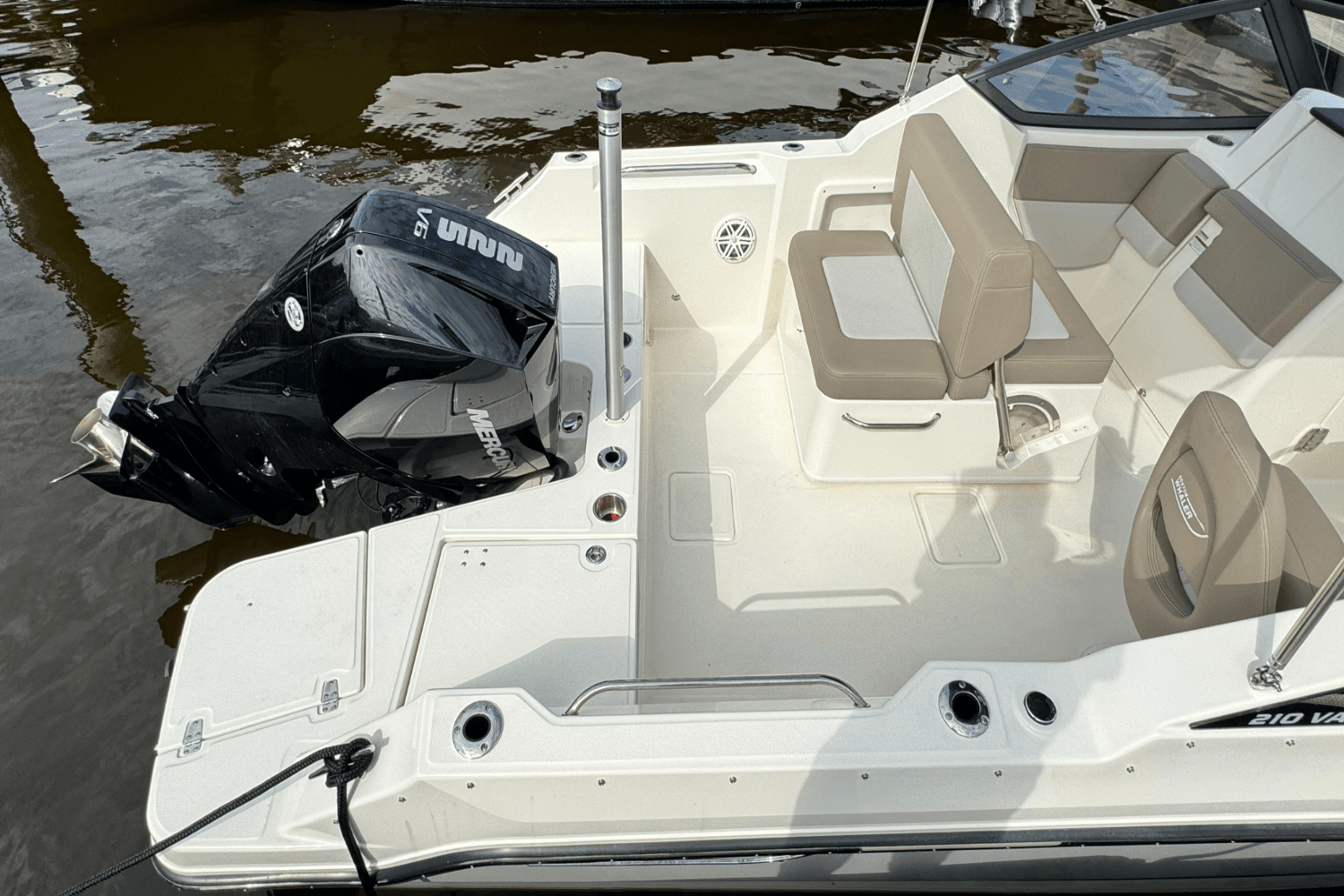 2024 Boston Whaler 210 Vantage Image Thumbnail #4