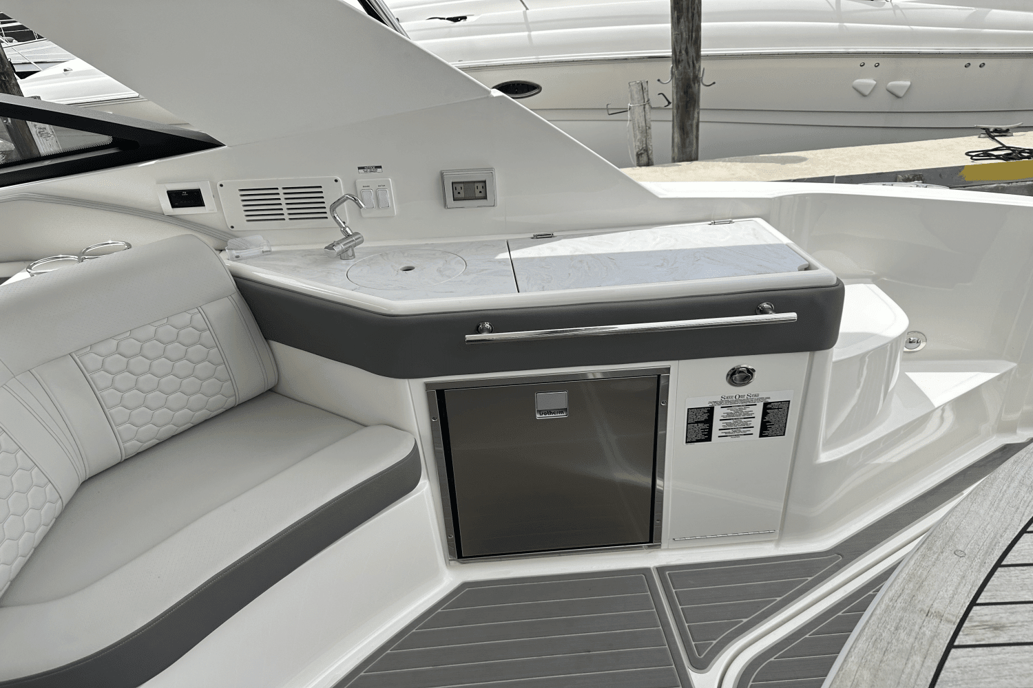 2024 Sea Ray Sundancer 320 Outboard Image Thumbnail #13