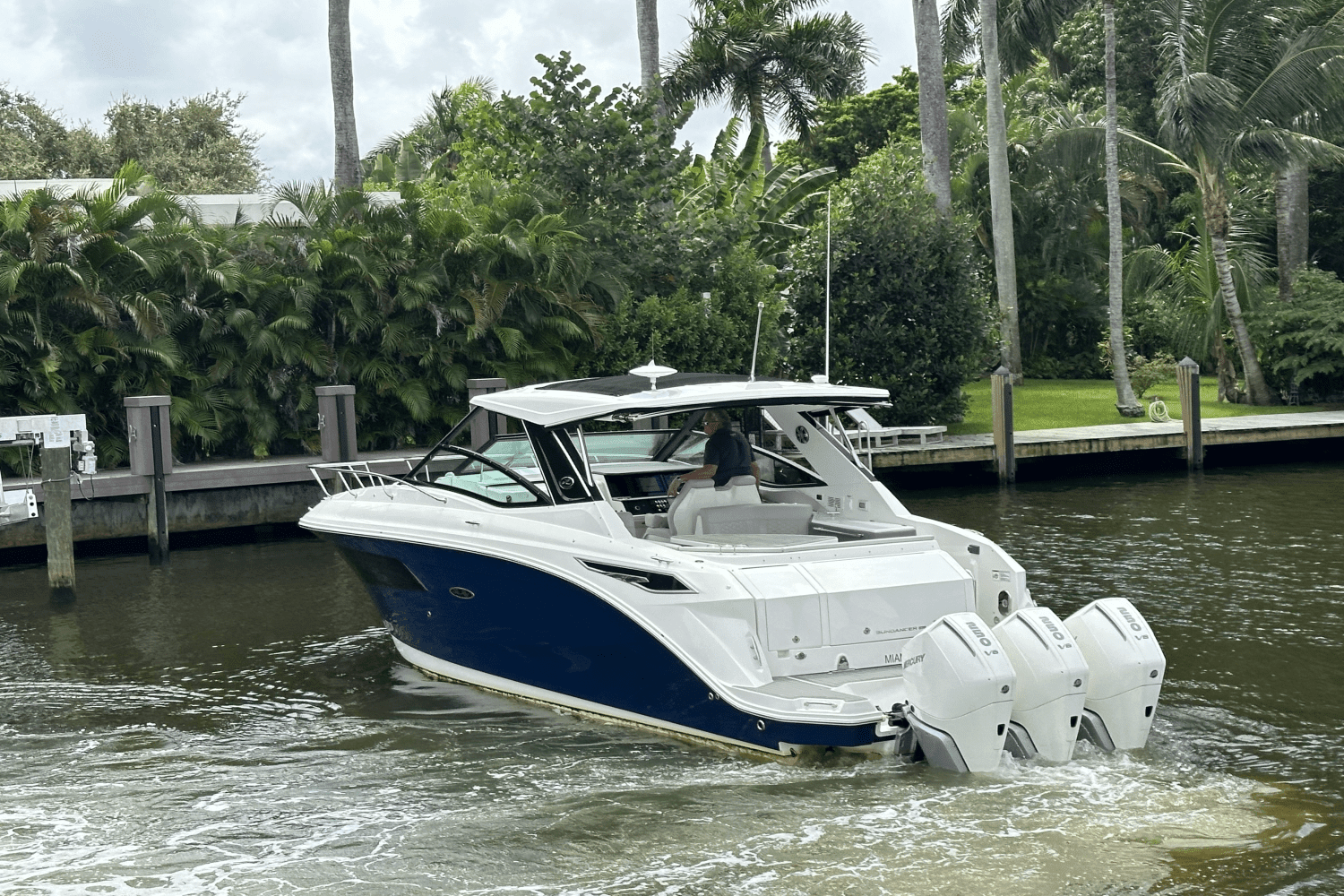 2024 Sea Ray Sundancer 320 Outboard Image Thumbnail #3