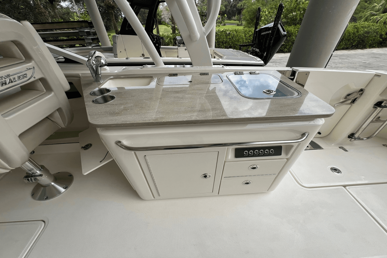 2022 Boston Whaler 320 VANTAGE Image Thumbnail #9