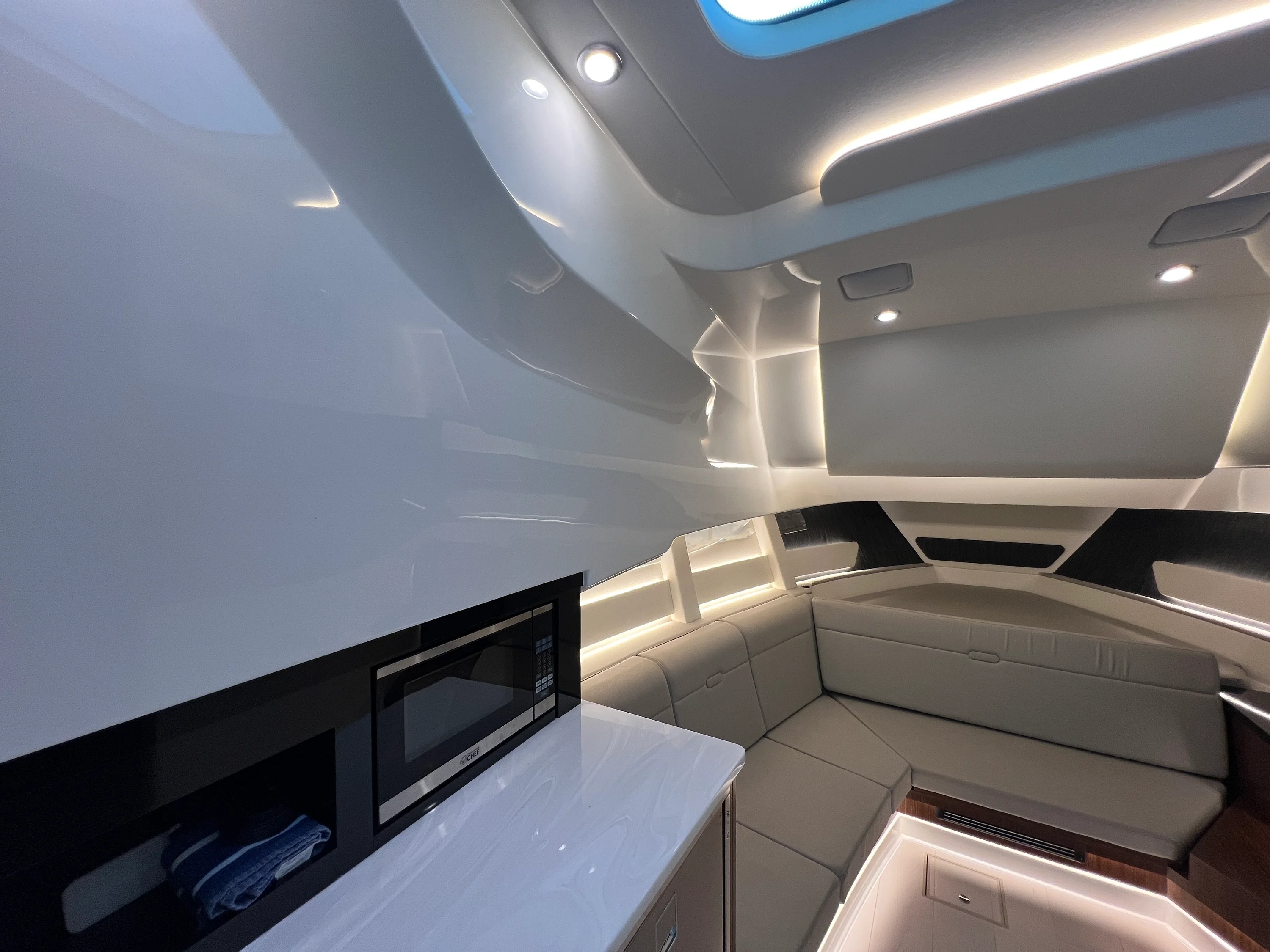 2023 Sea Ray 370 SUNDANCER OB Image Thumbnail #44
