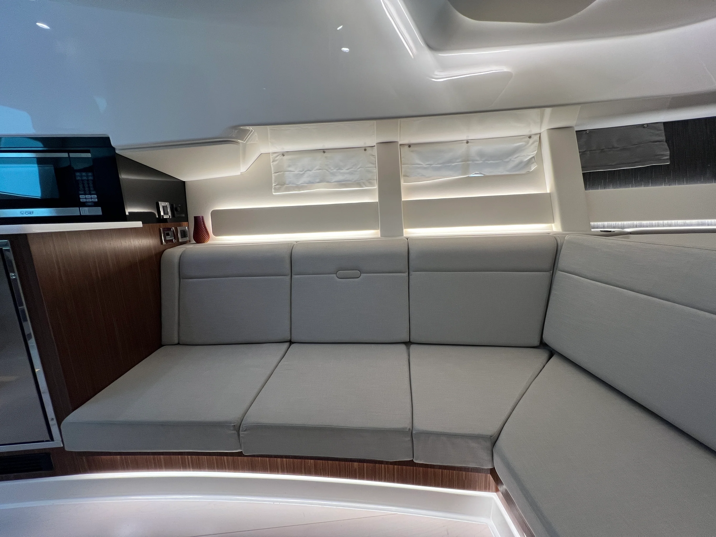 2023 Sea Ray 370 SUNDANCER OB Image Thumbnail #49