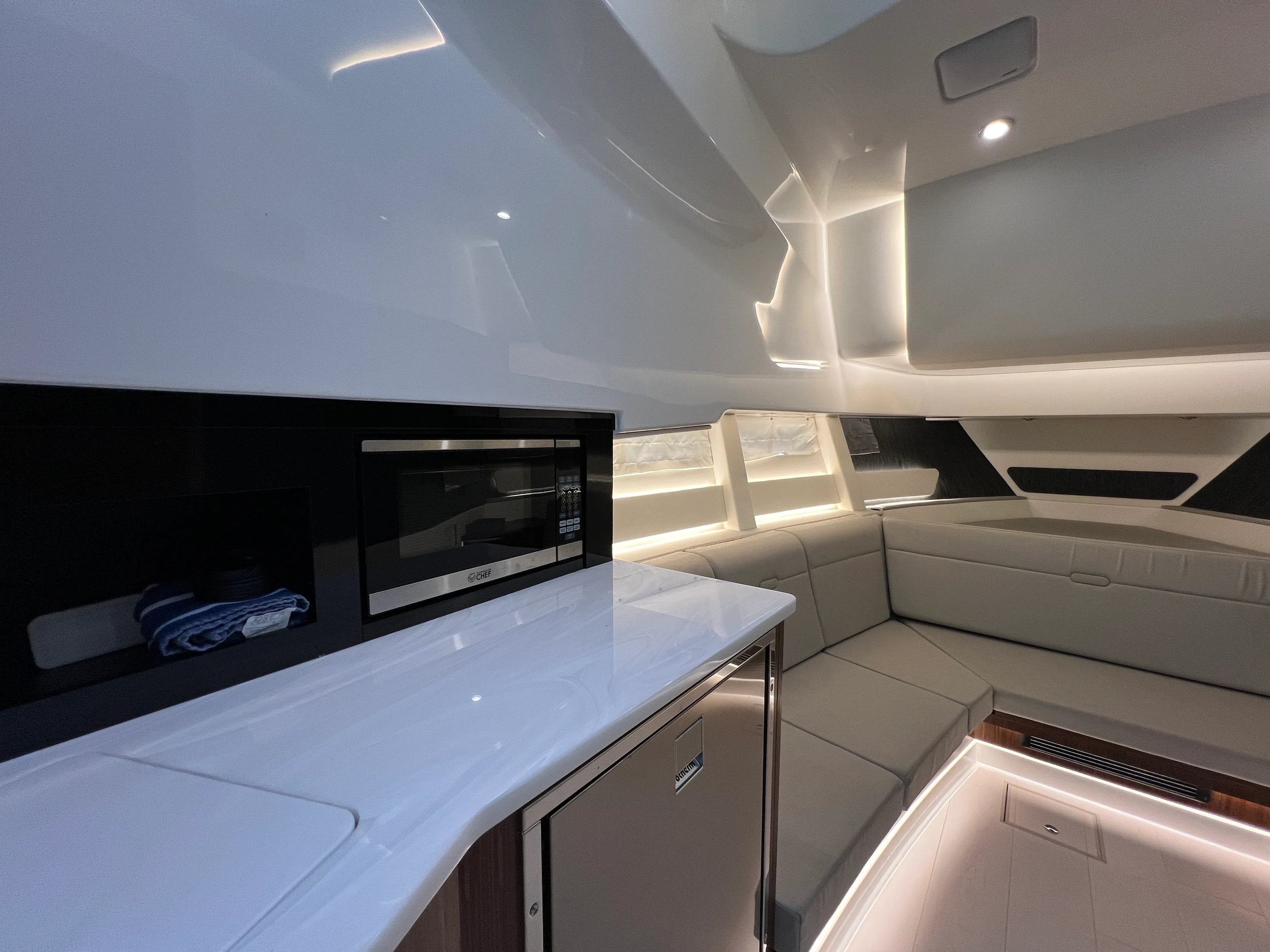 2023 Sea Ray 370 SUNDANCER OB Image Thumbnail #42