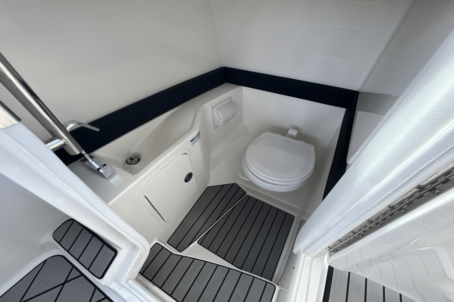 2025 Sea Ray SLX 280 Image Thumbnail #12