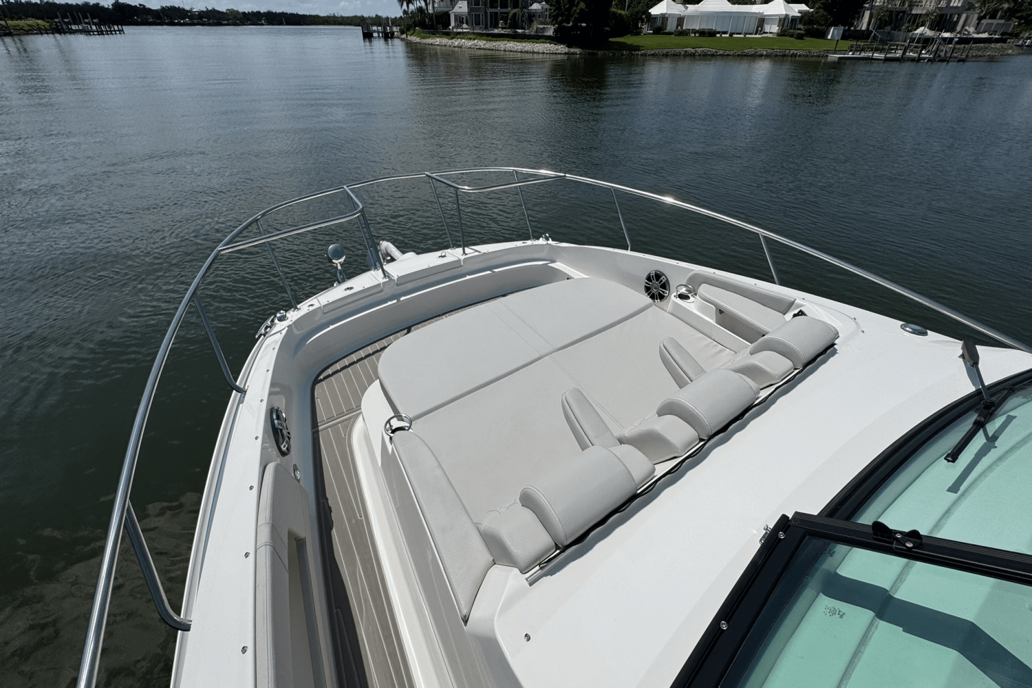 2025 Sea Ray Sundancer 320 Outboard Image Thumbnail #18