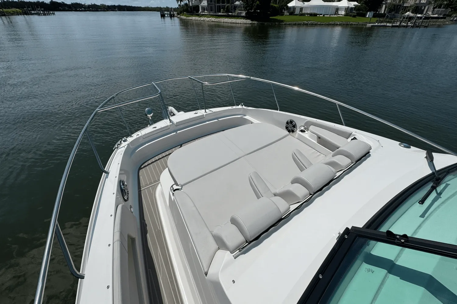 2025 Sea Ray Sundancer 320 Outboard Image Thumbnail #18