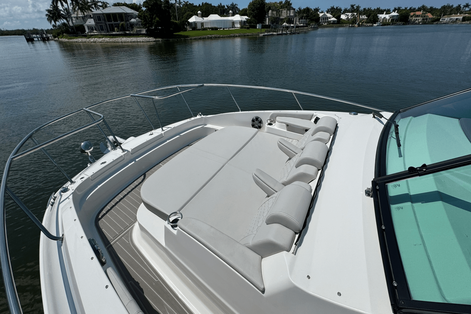 2025 Sea Ray Sundancer 320 Outboard Image Thumbnail #17