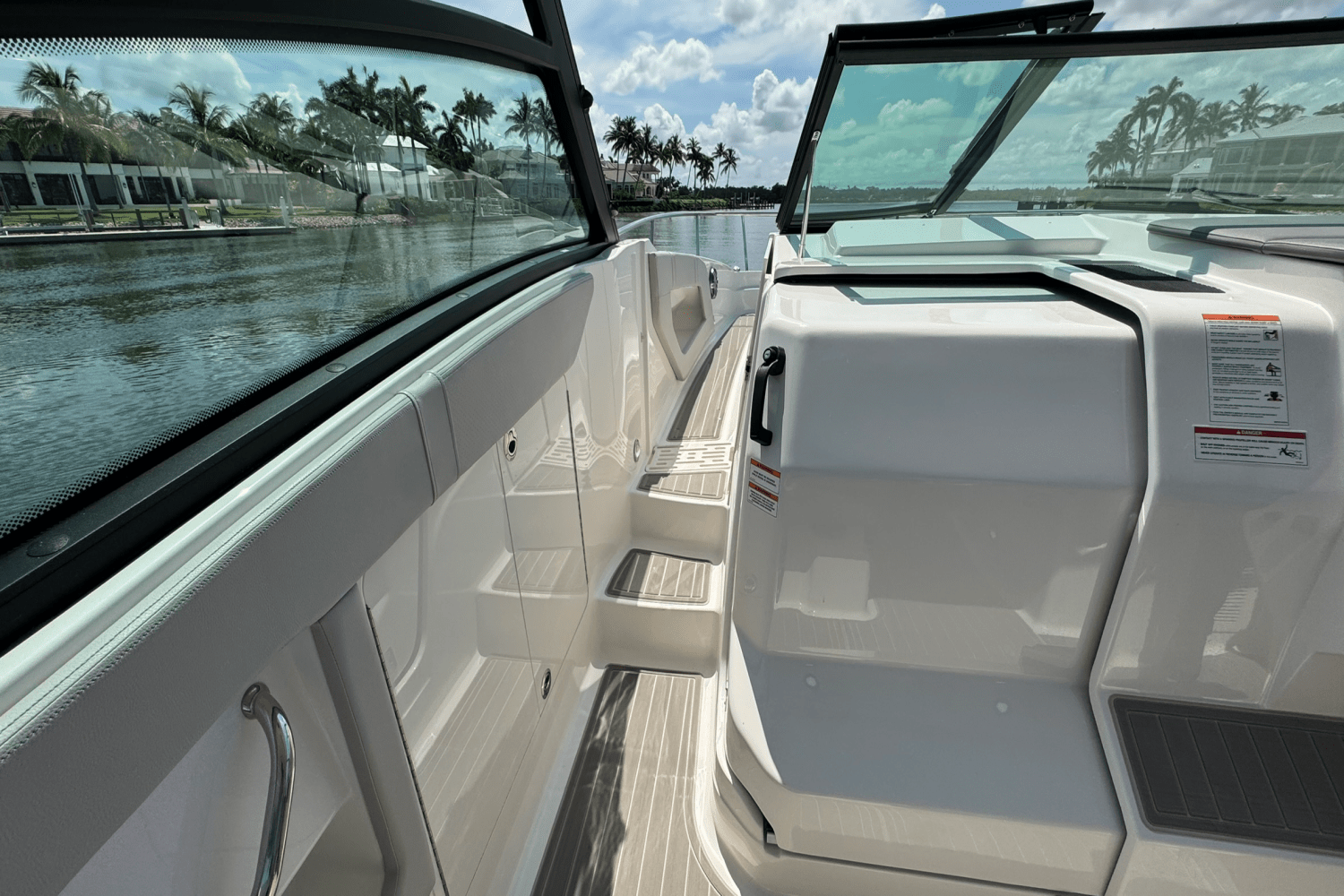 2025 Sea Ray Sundancer 320 Outboard Image Thumbnail #19