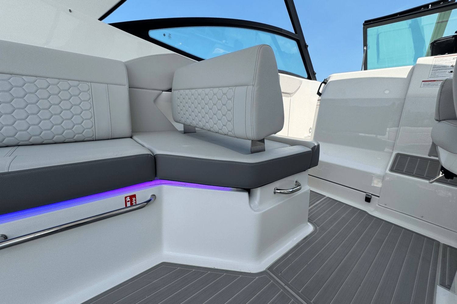 2025 Sea Ray Sundancer 320 Outboard Image Thumbnail #27