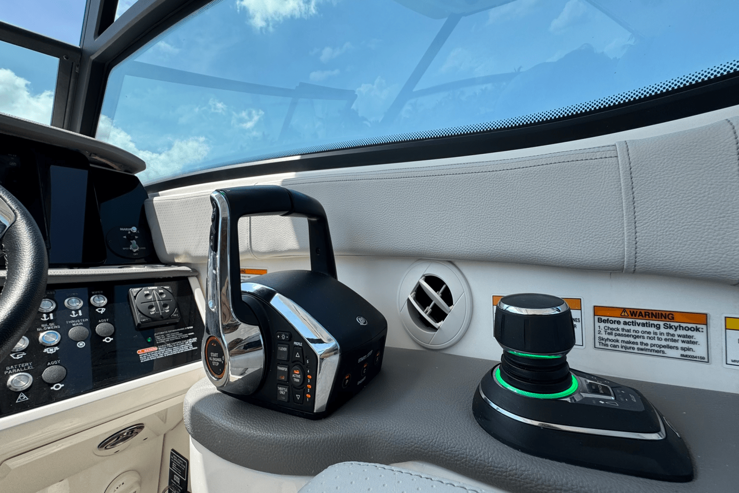 2025 Sea Ray Sundancer 320 Outboard Image Thumbnail #25