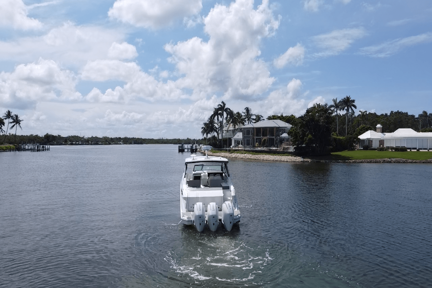 2025 Sea Ray Sundancer 320 Outboard Image Thumbnail #1
