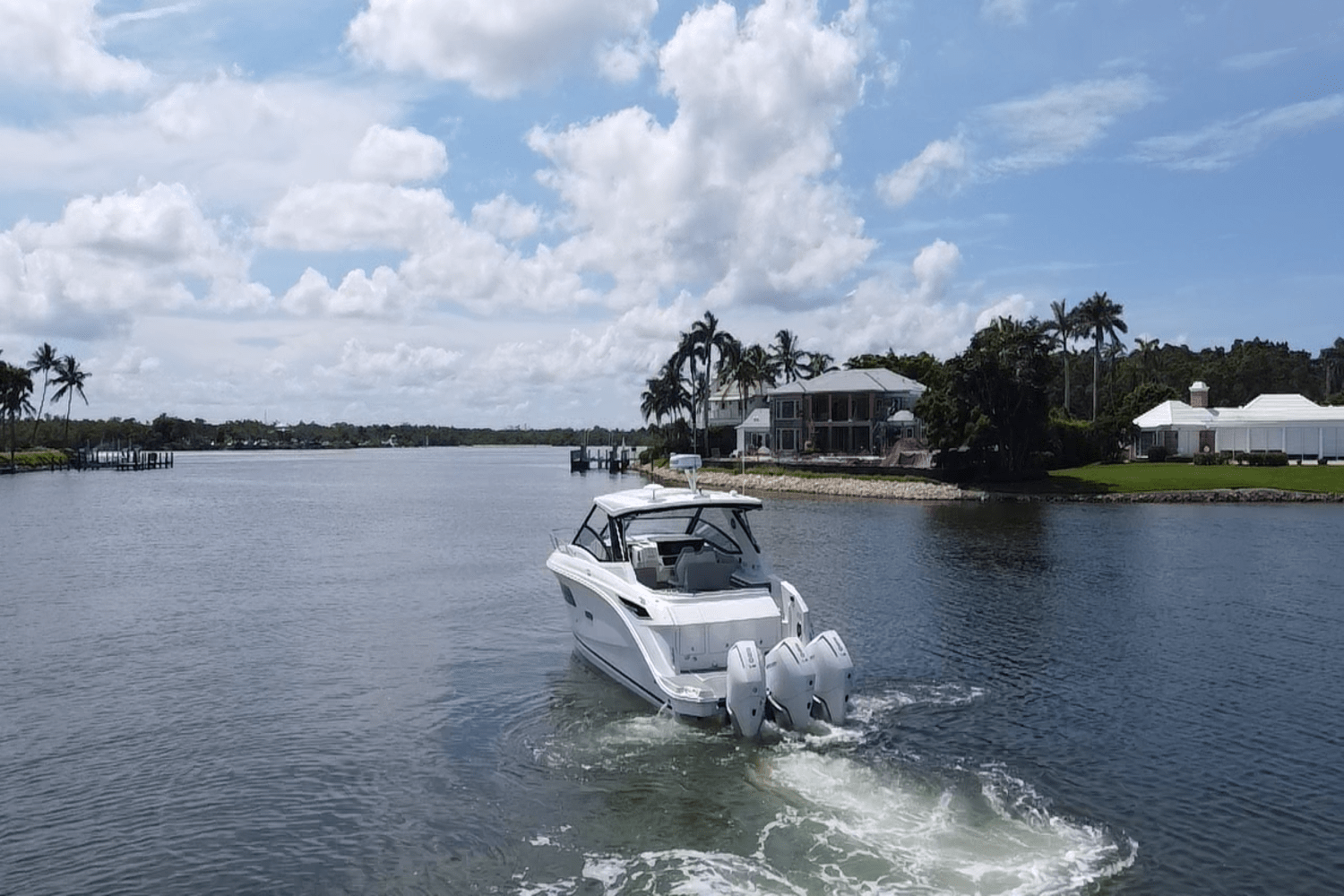 2025 Sea Ray Sundancer 320 Outboard Image Thumbnail #2