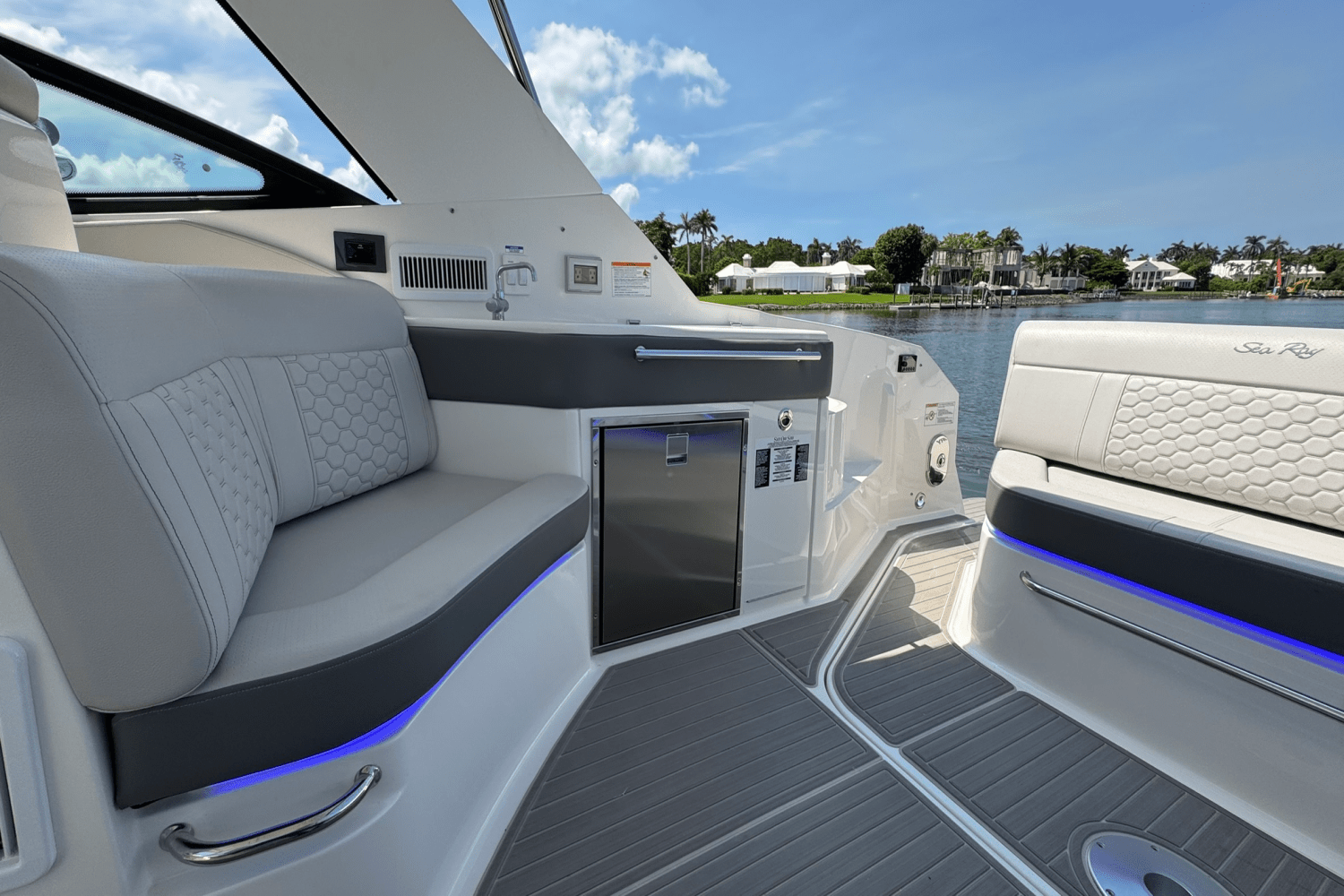 2025 Sea Ray Sundancer 320 Outboard Image Thumbnail #29