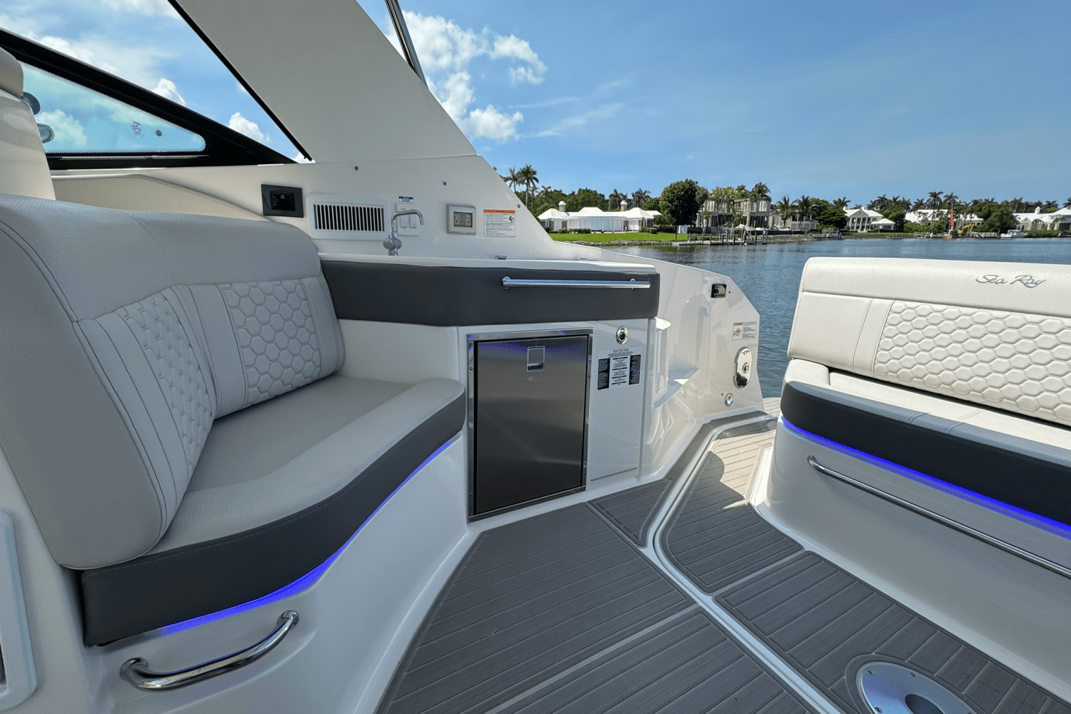 2025 Sea Ray Sundancer 320 Outboard Image Thumbnail #30