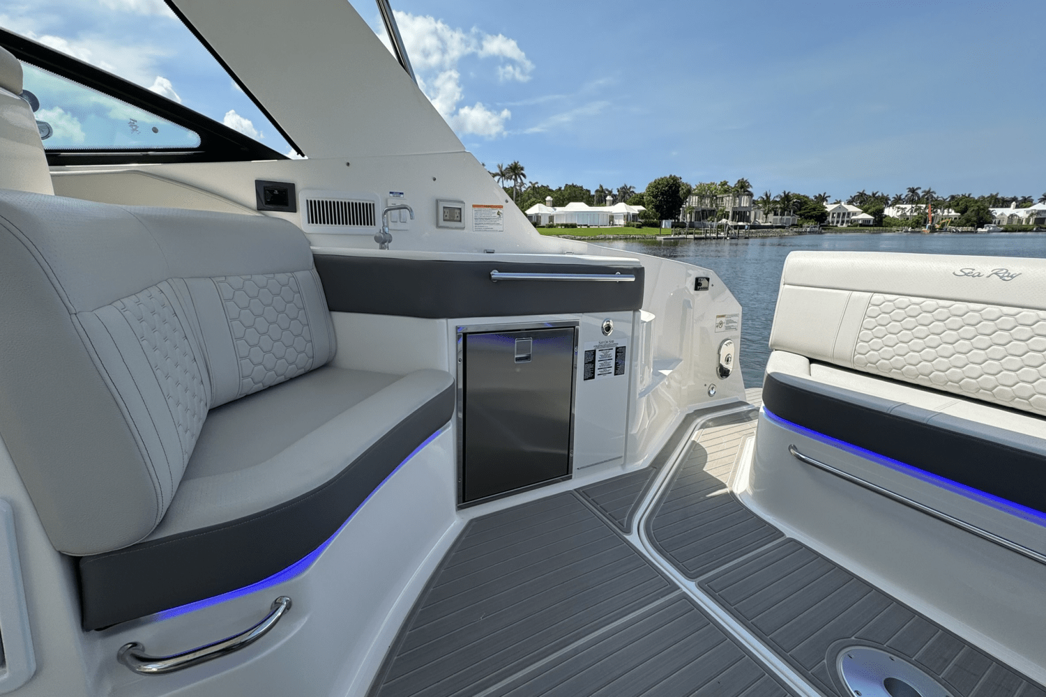 2025 Sea Ray Sundancer 320 Outboard Image Thumbnail #30