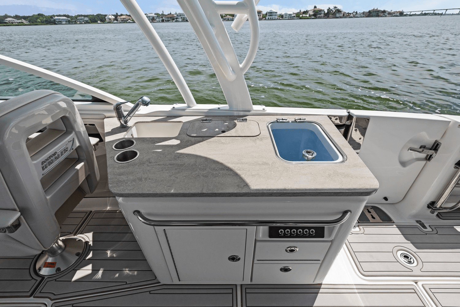 2019 Boston Whaler 320 VANTAGE Image Thumbnail #38