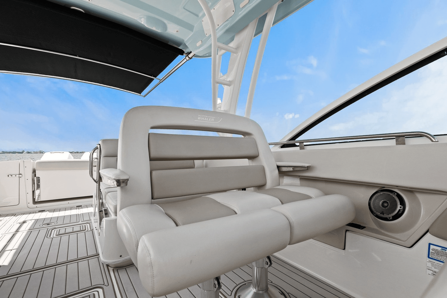 2019 Boston Whaler 320 VANTAGE Image Thumbnail #44