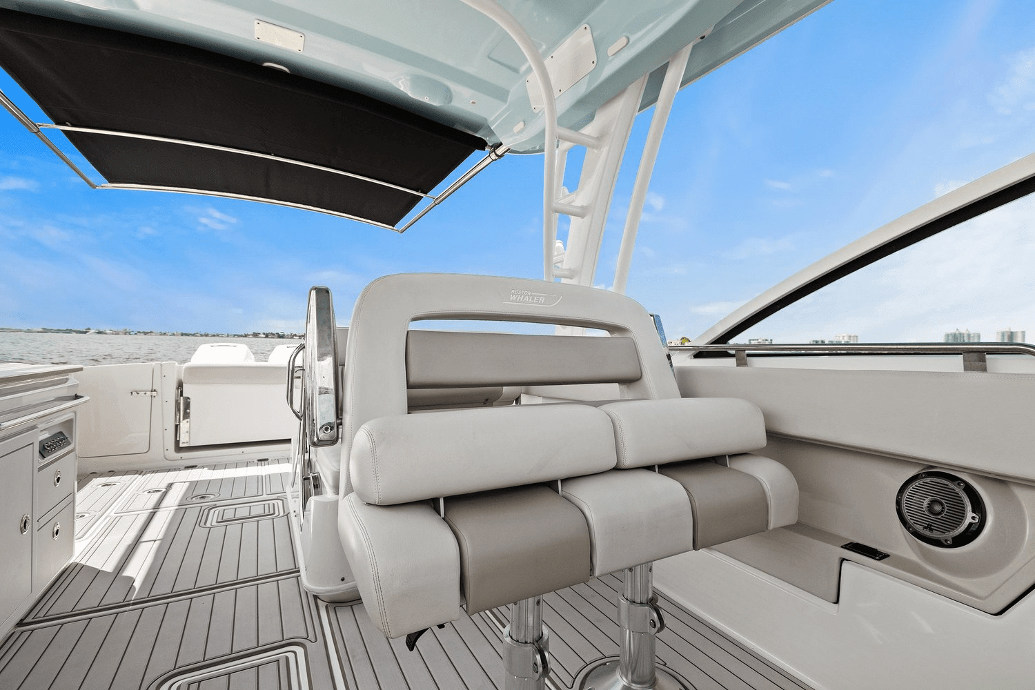 2019 Boston Whaler 320 VANTAGE Image Thumbnail #45