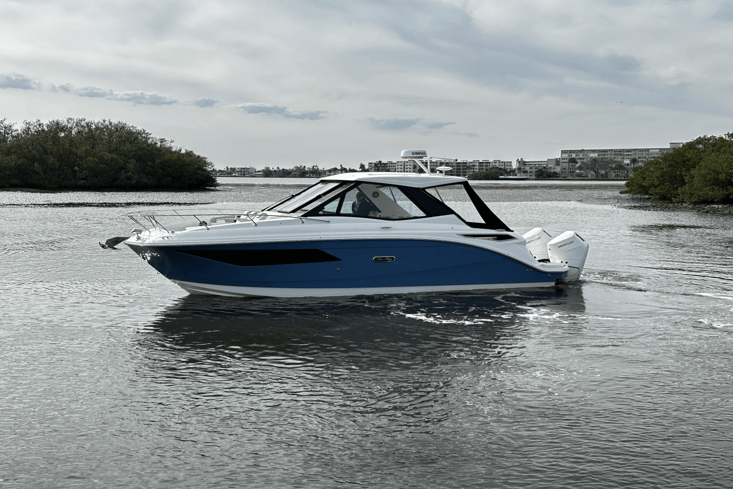 2025 Sea Ray Sundancer 320 Outboard Image Thumbnail #2