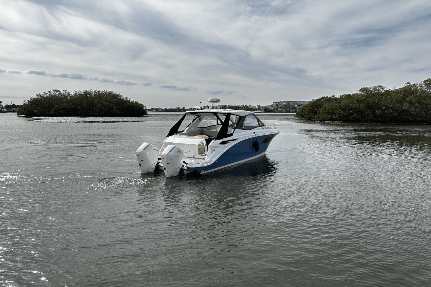 2025 Sea Ray Sundancer 320 Outboard Image Thumbnail #8