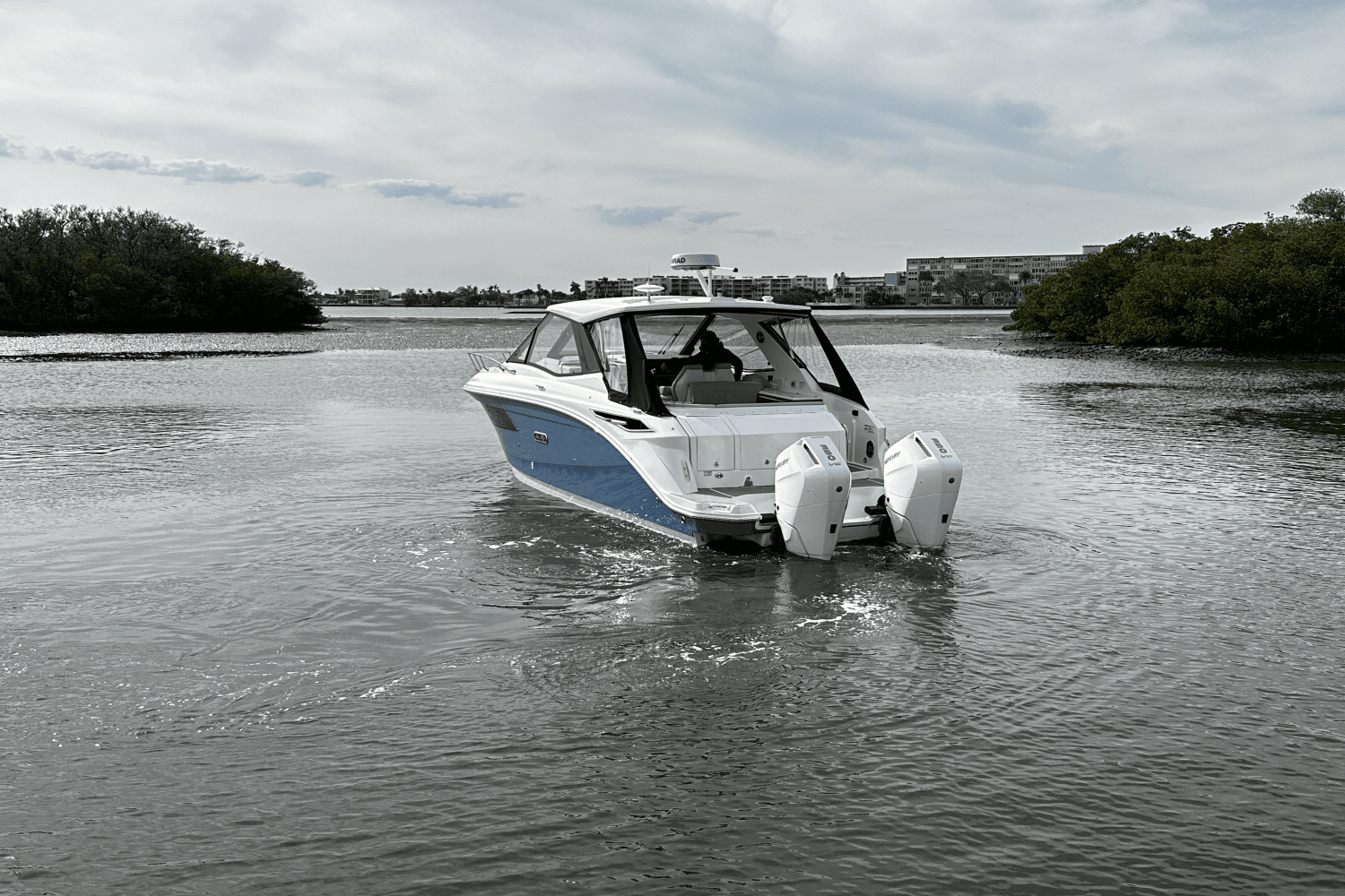 2025 Sea Ray Sundancer 320 Outboard Image Thumbnail #6