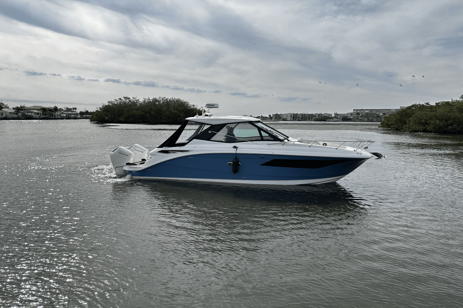 2025 Sea Ray Sundancer 320 Outboard Image Thumbnail #11