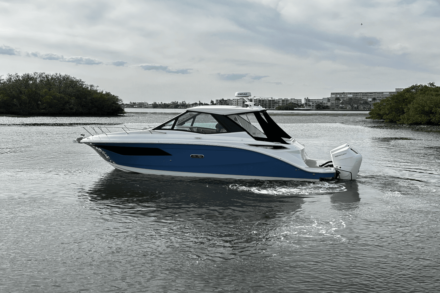 2025 Sea Ray Sundancer 320 Outboard Image Thumbnail #1