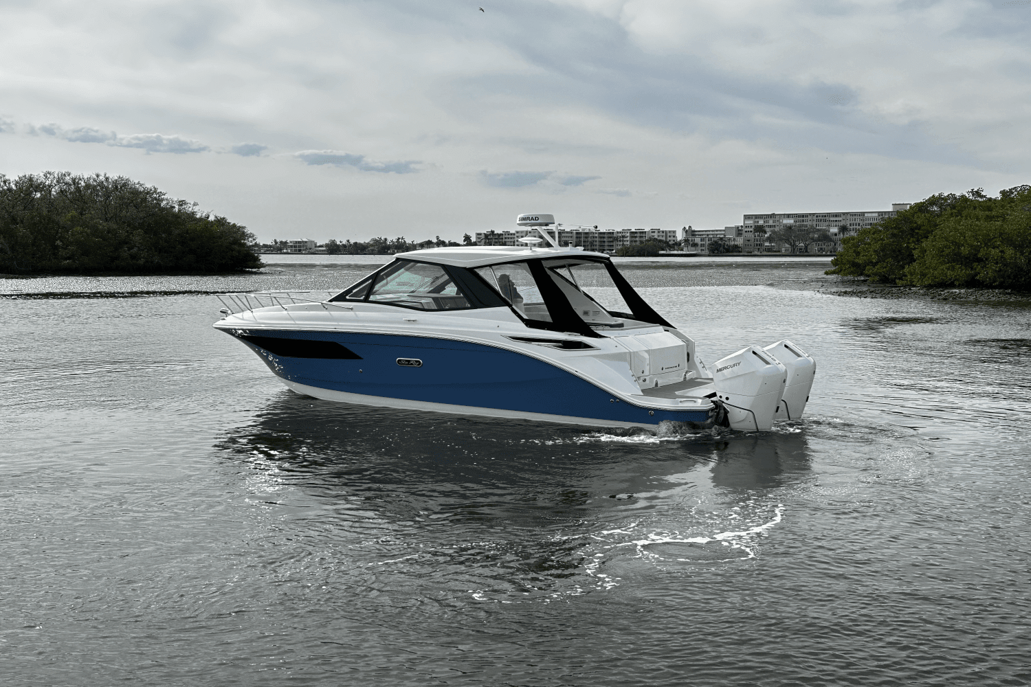 2025 Sea Ray Sundancer 320 Outboard Image Thumbnail #4