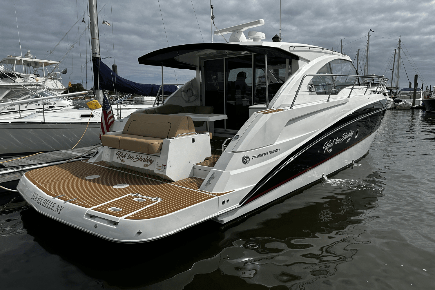 Thumbnail 3 for 2015 Cruisers Yachts 41 CANTIUS