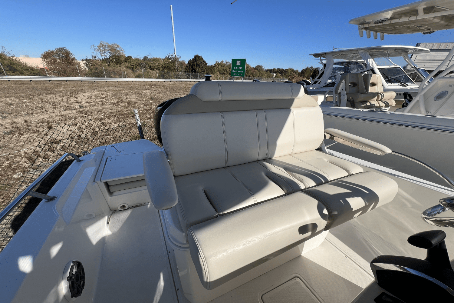 2022 Boston Whaler 220 DAUNTLESS Image Thumbnail #4