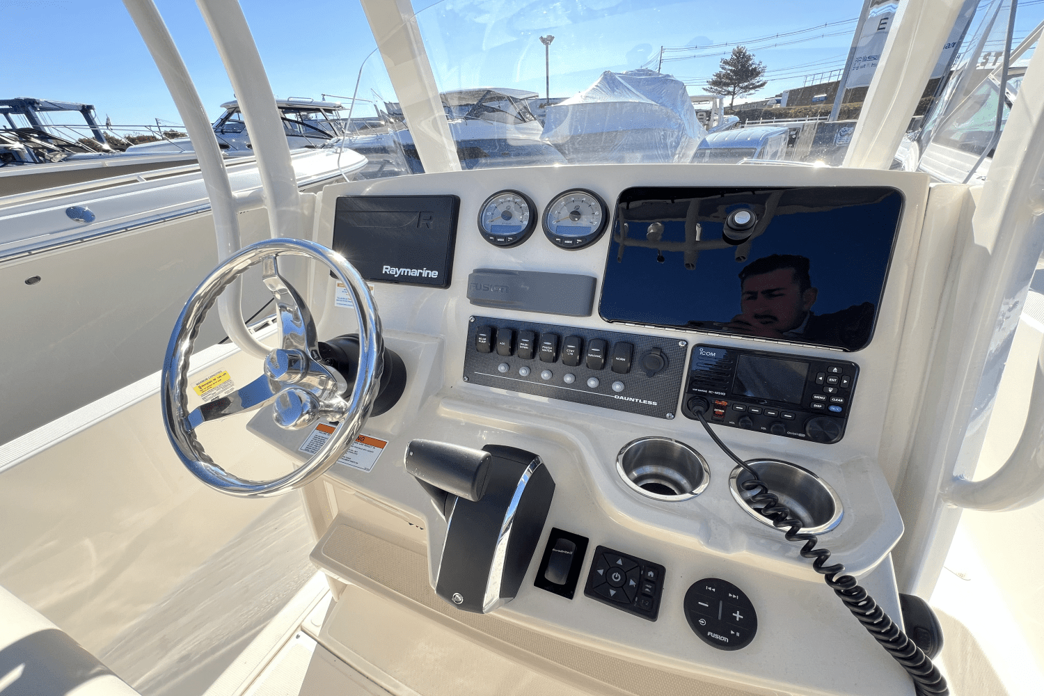 2022 Boston Whaler 220 DAUNTLESS Image Thumbnail #3