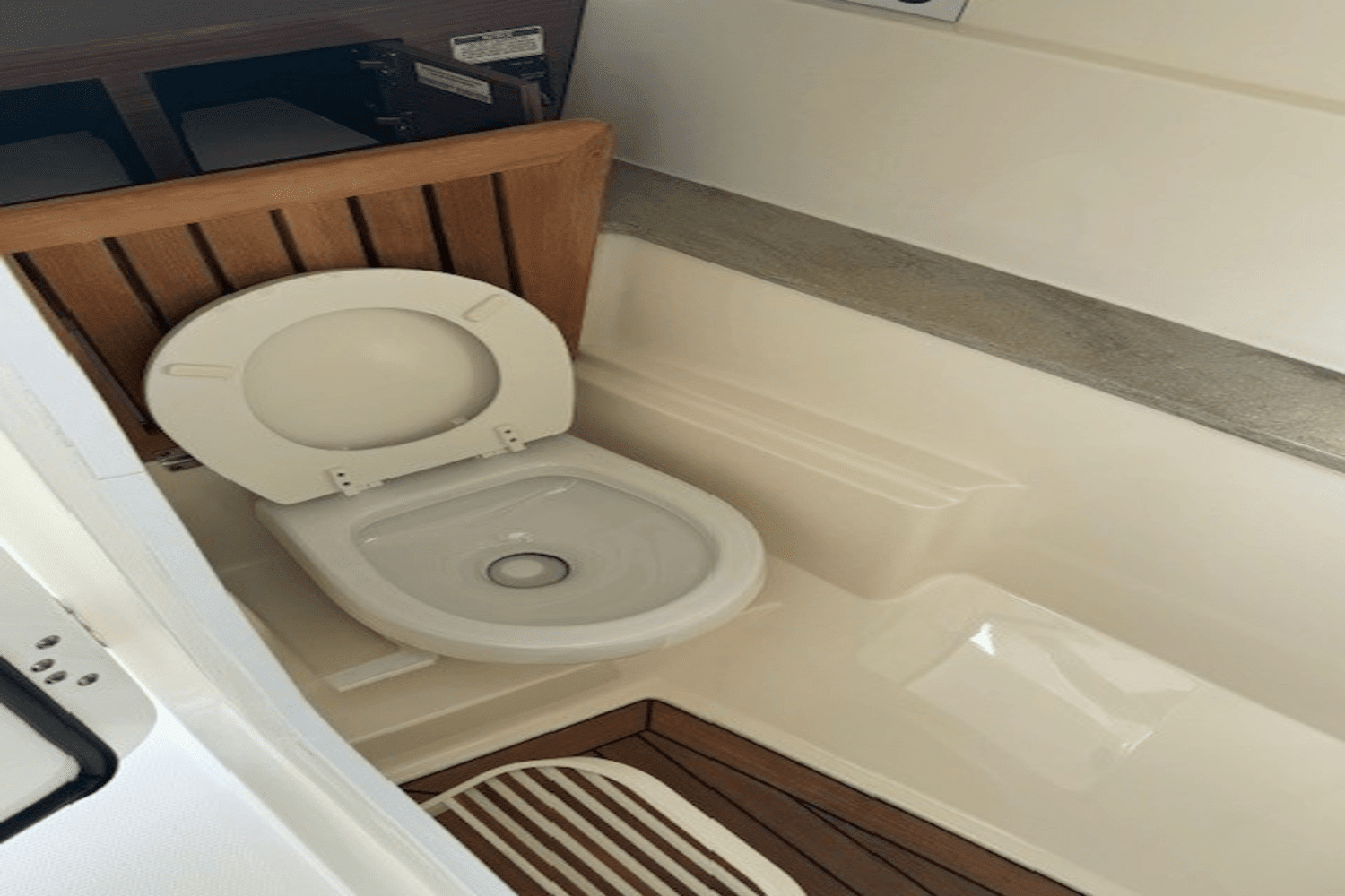 2018 Boston Whaler 32 VANTAGE Image Thumbnail #54