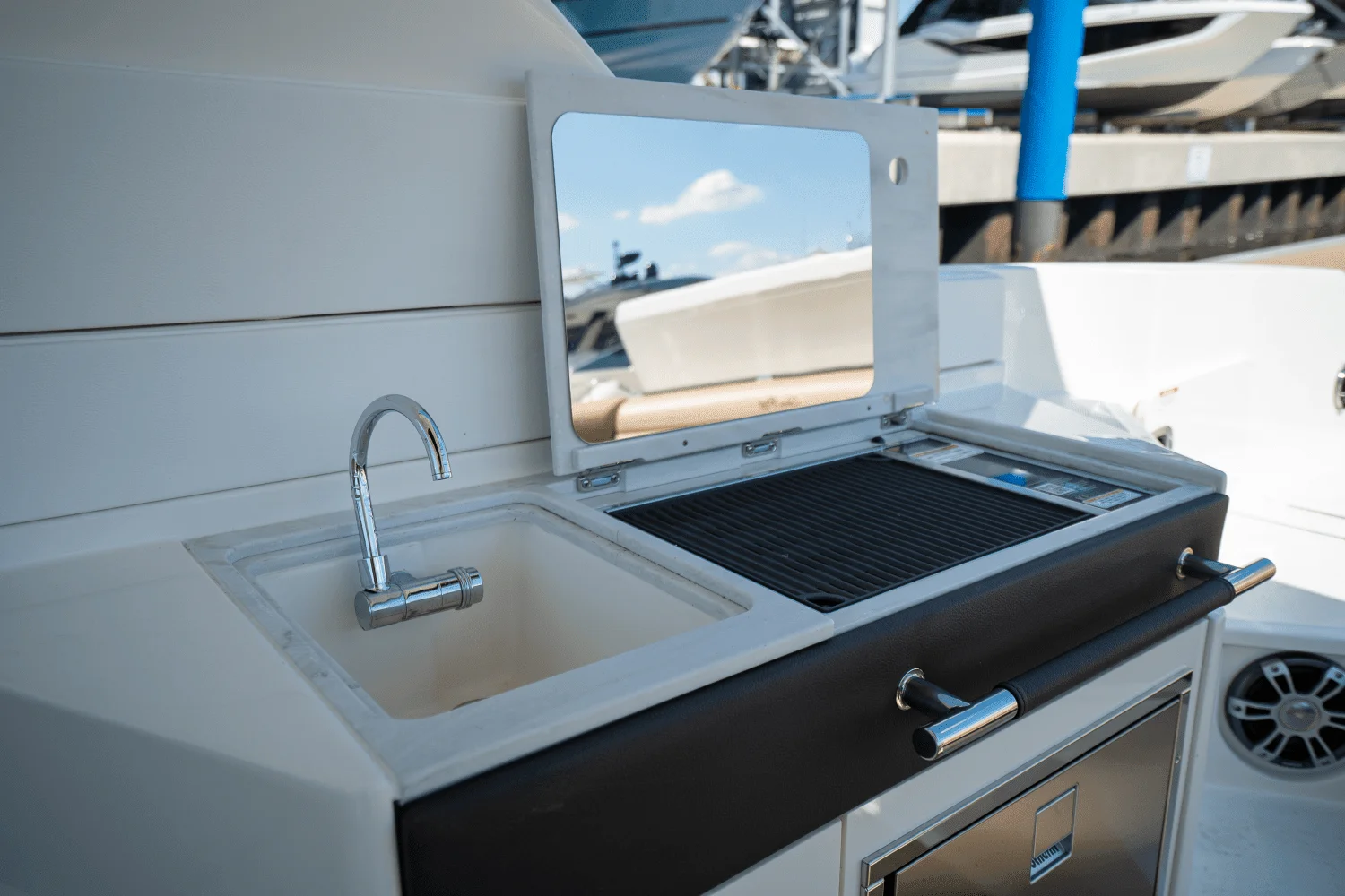 2025 Sea Ray SLX 350 Outboard Image Thumbnail #8