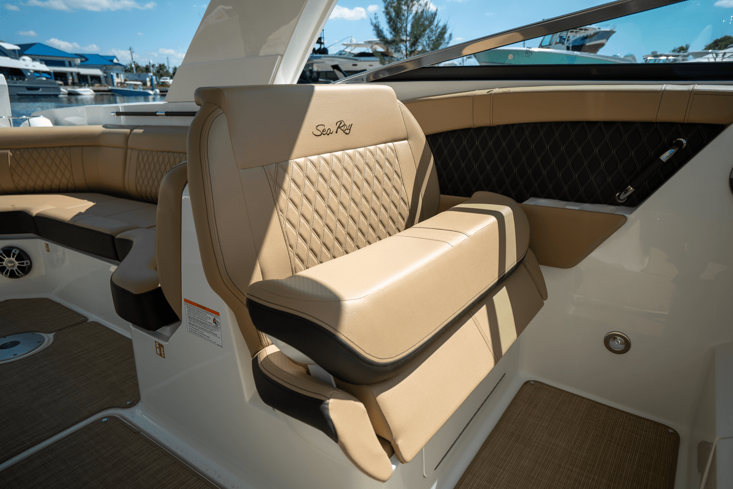 2025 Sea Ray SLX 350 Outboard Image Thumbnail #17