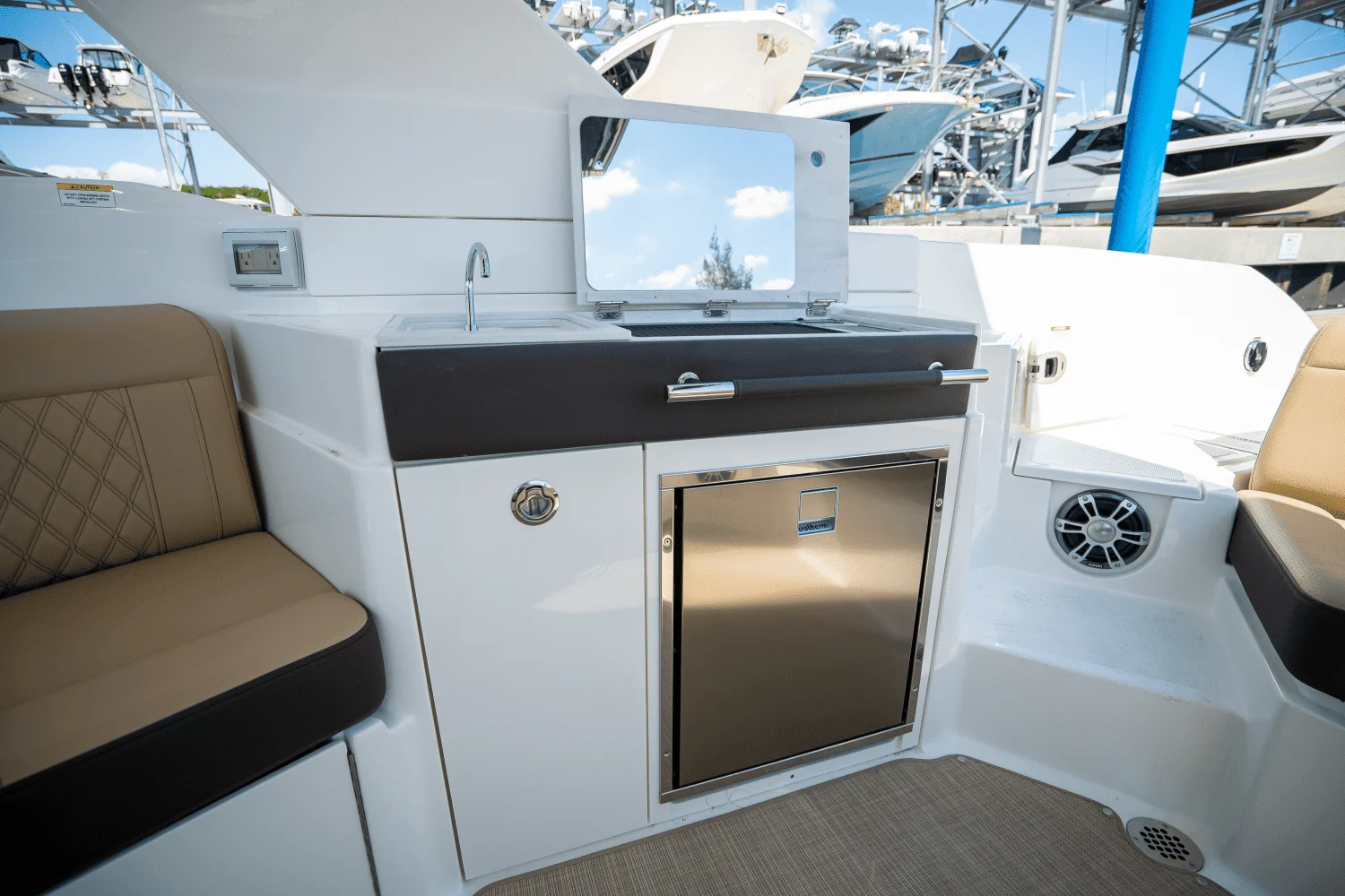 2025 Sea Ray SLX 350 Outboard Image Thumbnail #10