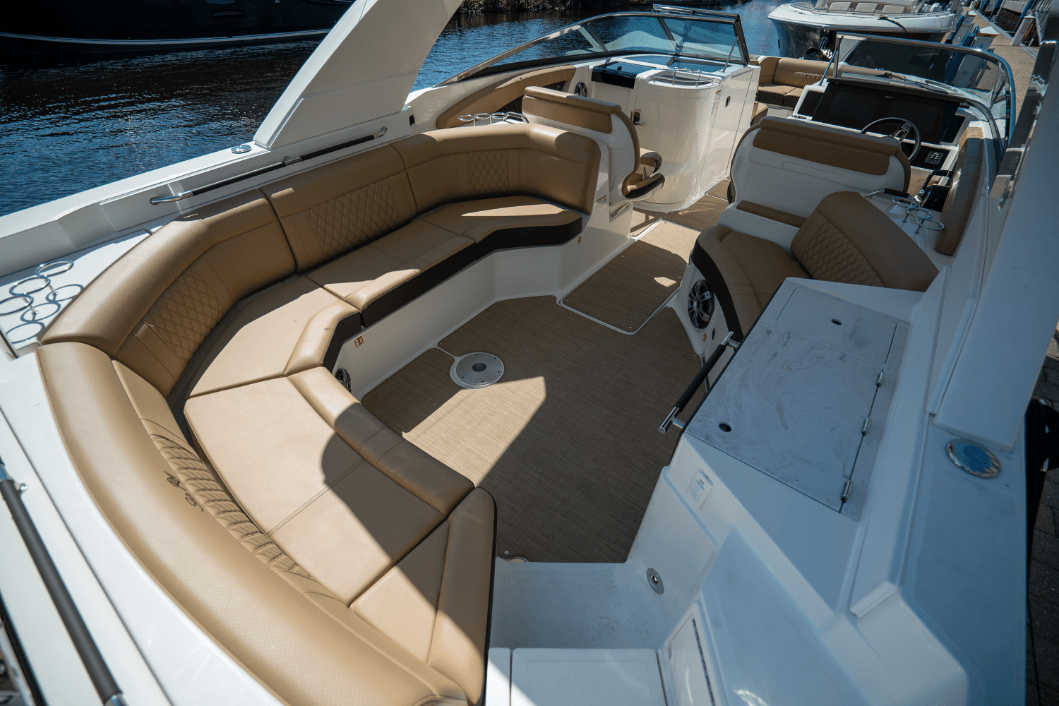 2025 Sea Ray SLX 350 Outboard Image Thumbnail #7