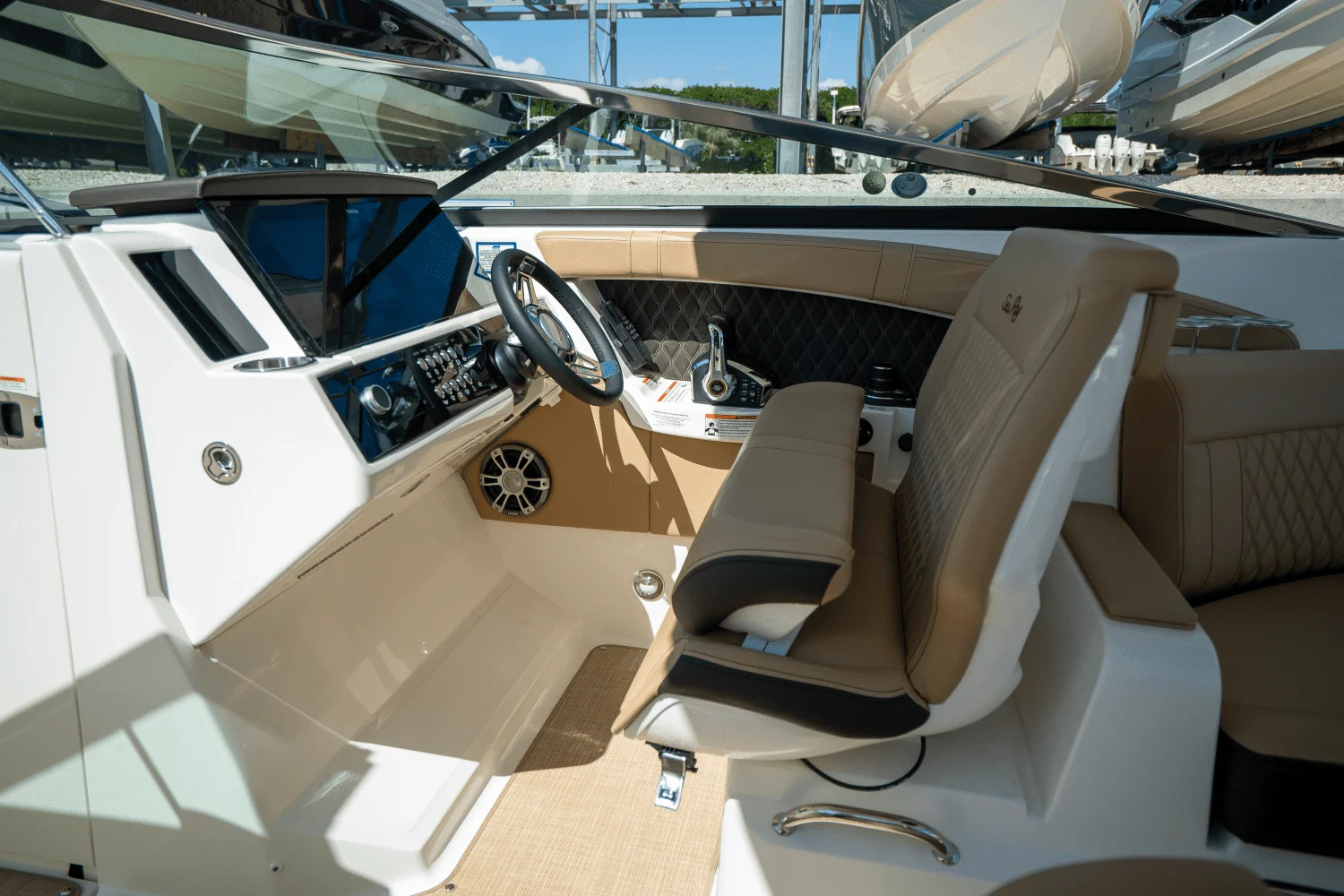 2025 Sea Ray SLX 350 Outboard Image Thumbnail #13