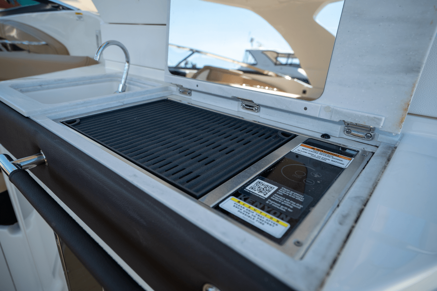 2025 Sea Ray SLX 350 Outboard Image Thumbnail #9