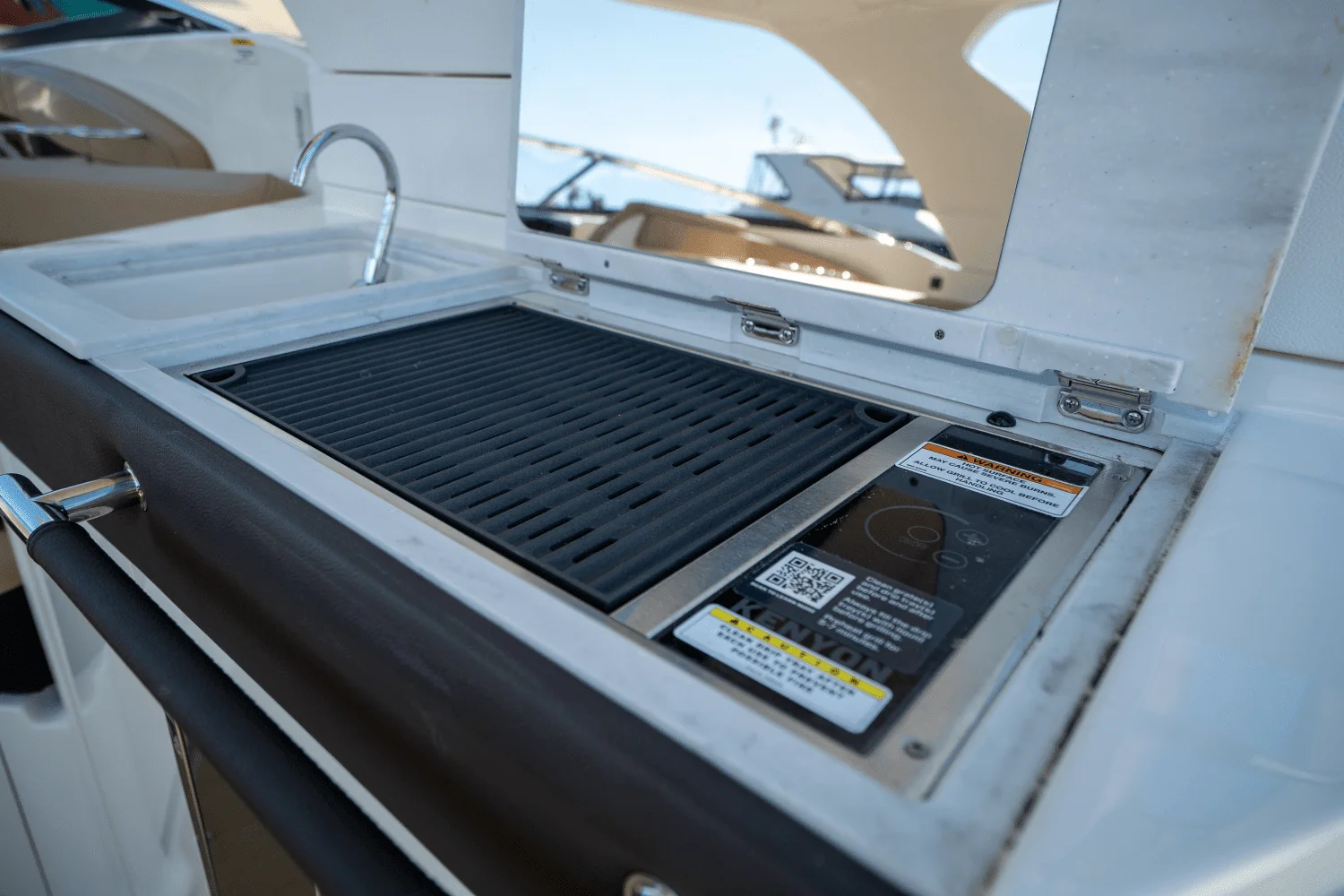 2025 Sea Ray SLX 350 Outboard Image Thumbnail #9