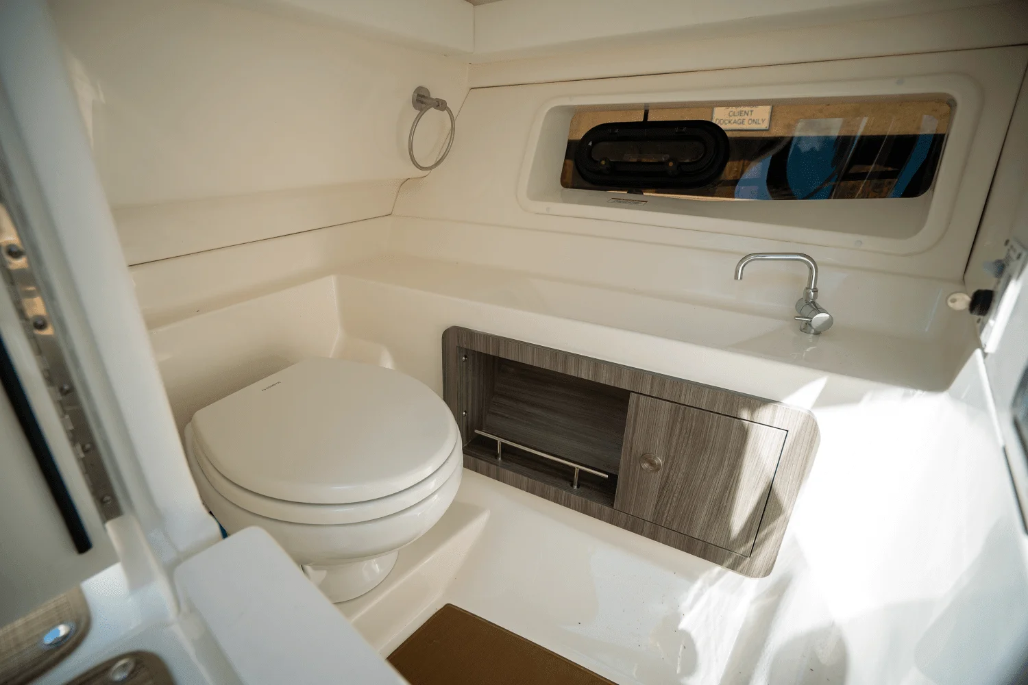 2025 Sea Ray SLX 350 Outboard Image Thumbnail #19