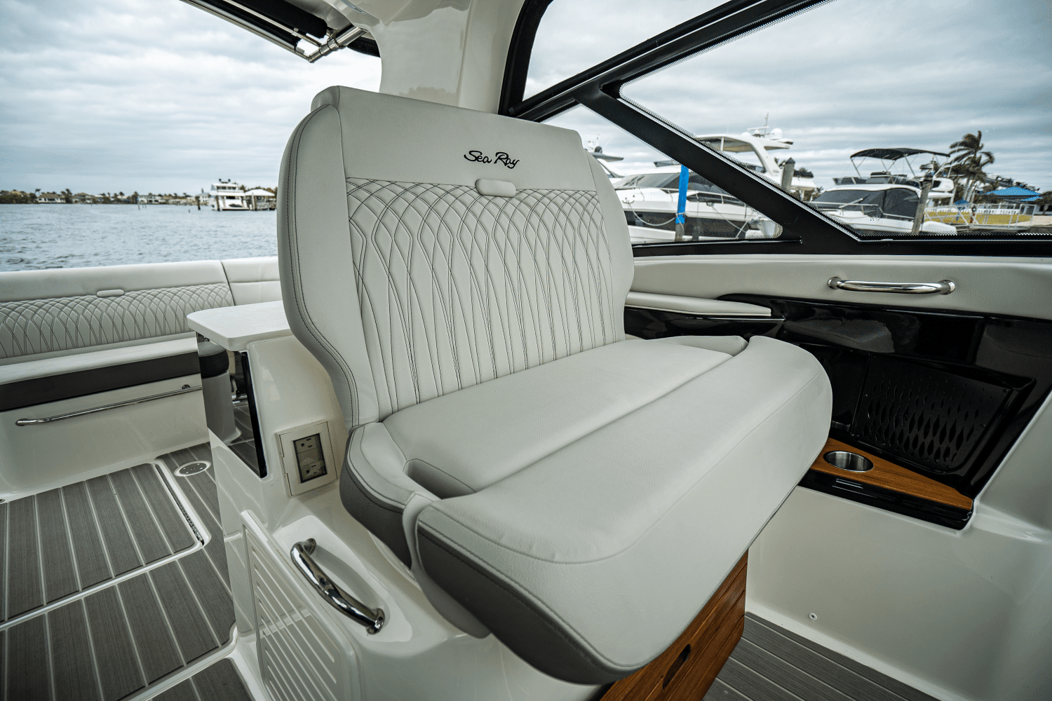 2025 Sea Ray Sundancer 370 Outboard Image Thumbnail #22