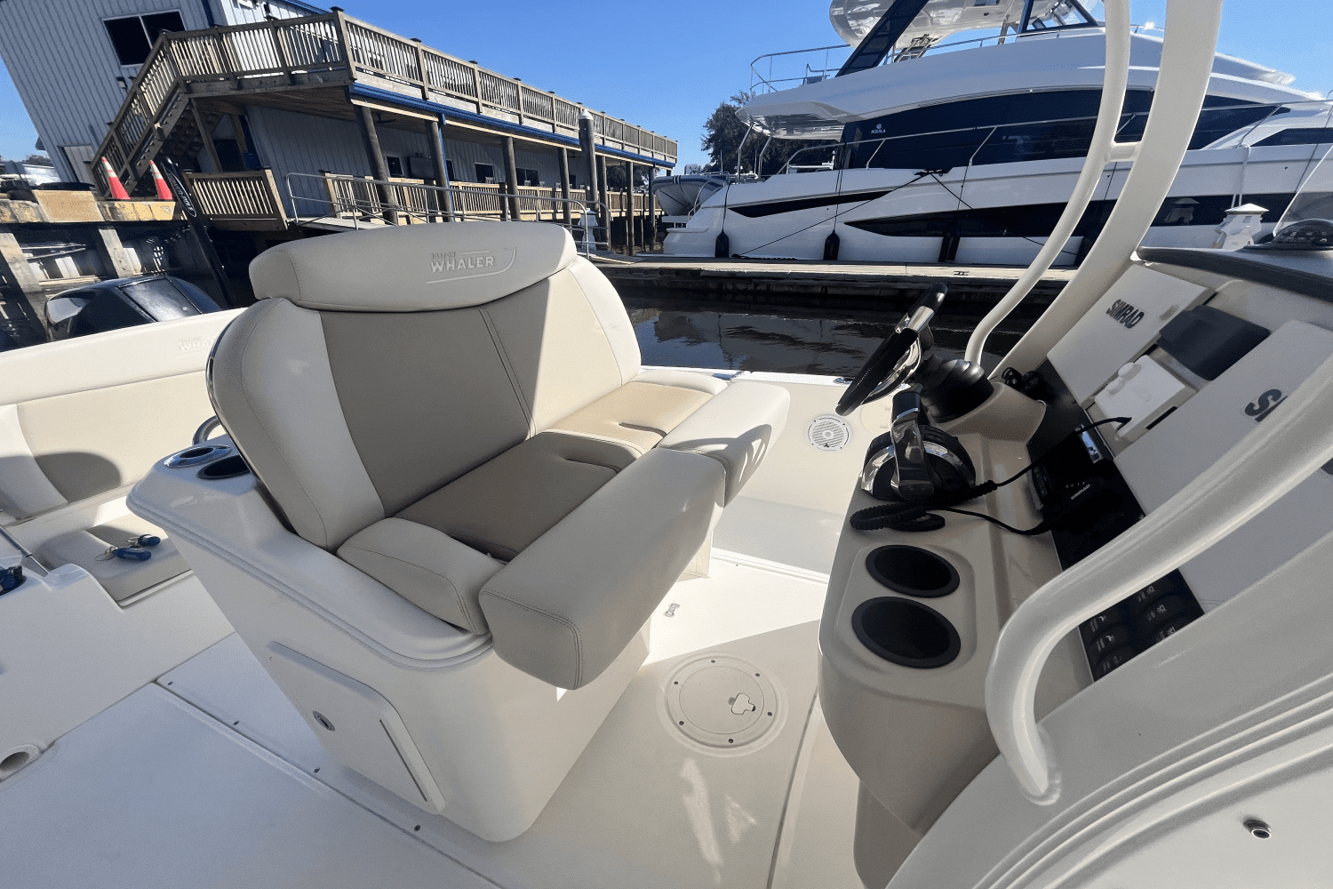 2018 Boston Whaler 270 DAUNTLESS Image Thumbnail #14