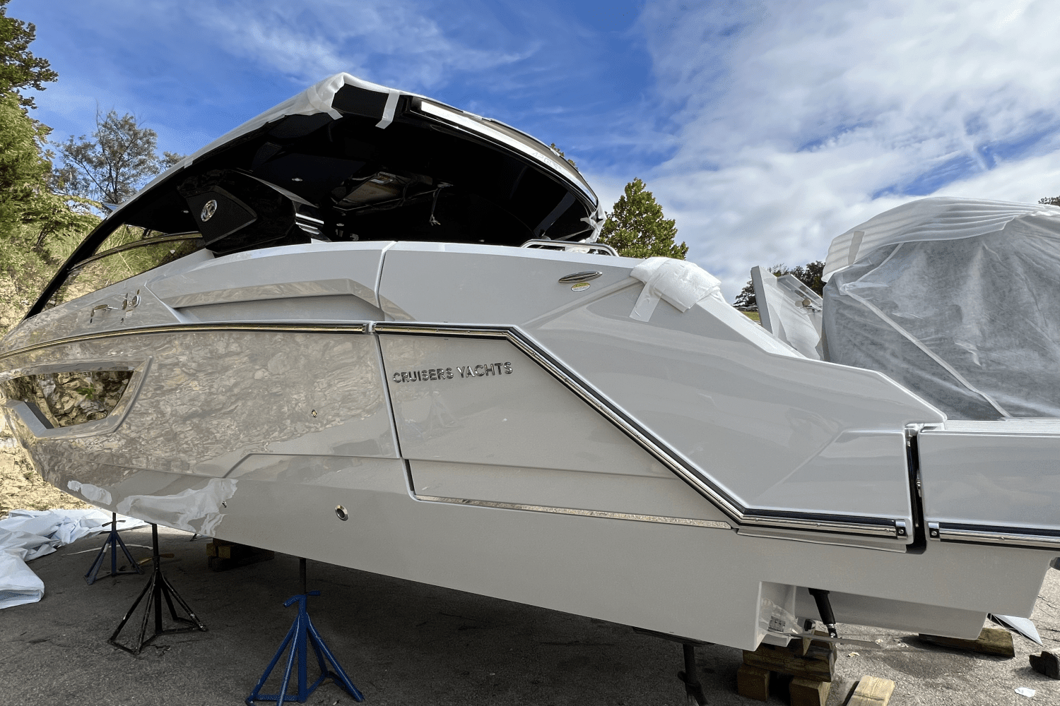 Thumbnail 3 for 2025 Cruisers Yachts 42 GLS Outboard