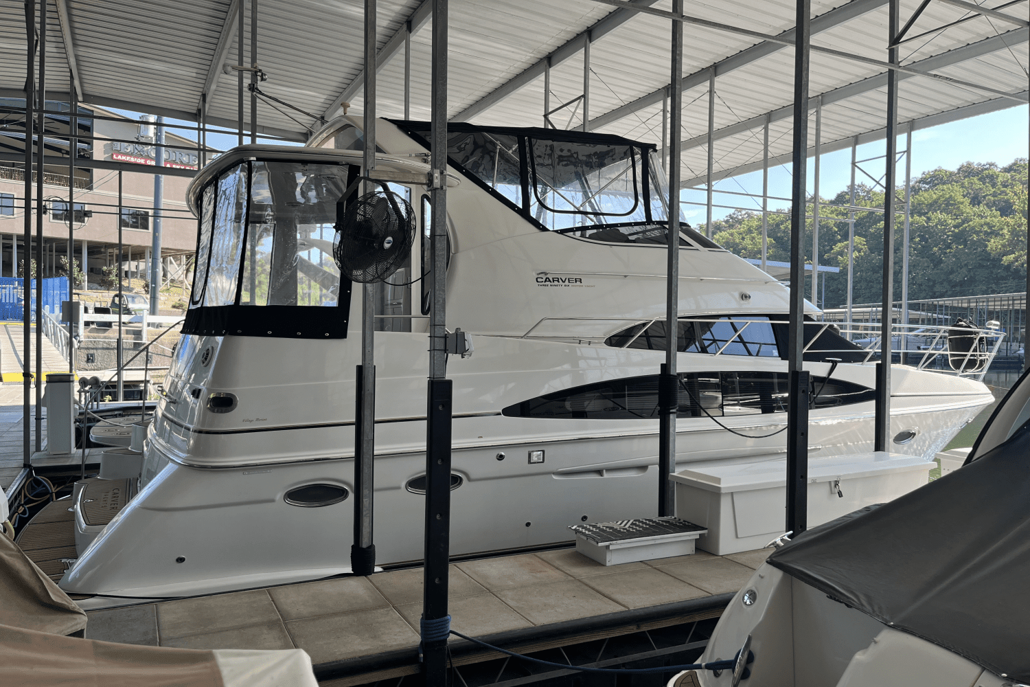 Thumbnail 3 for 2000 Carver Yachts 396 FLYBRIDGE MOTOR YACHT