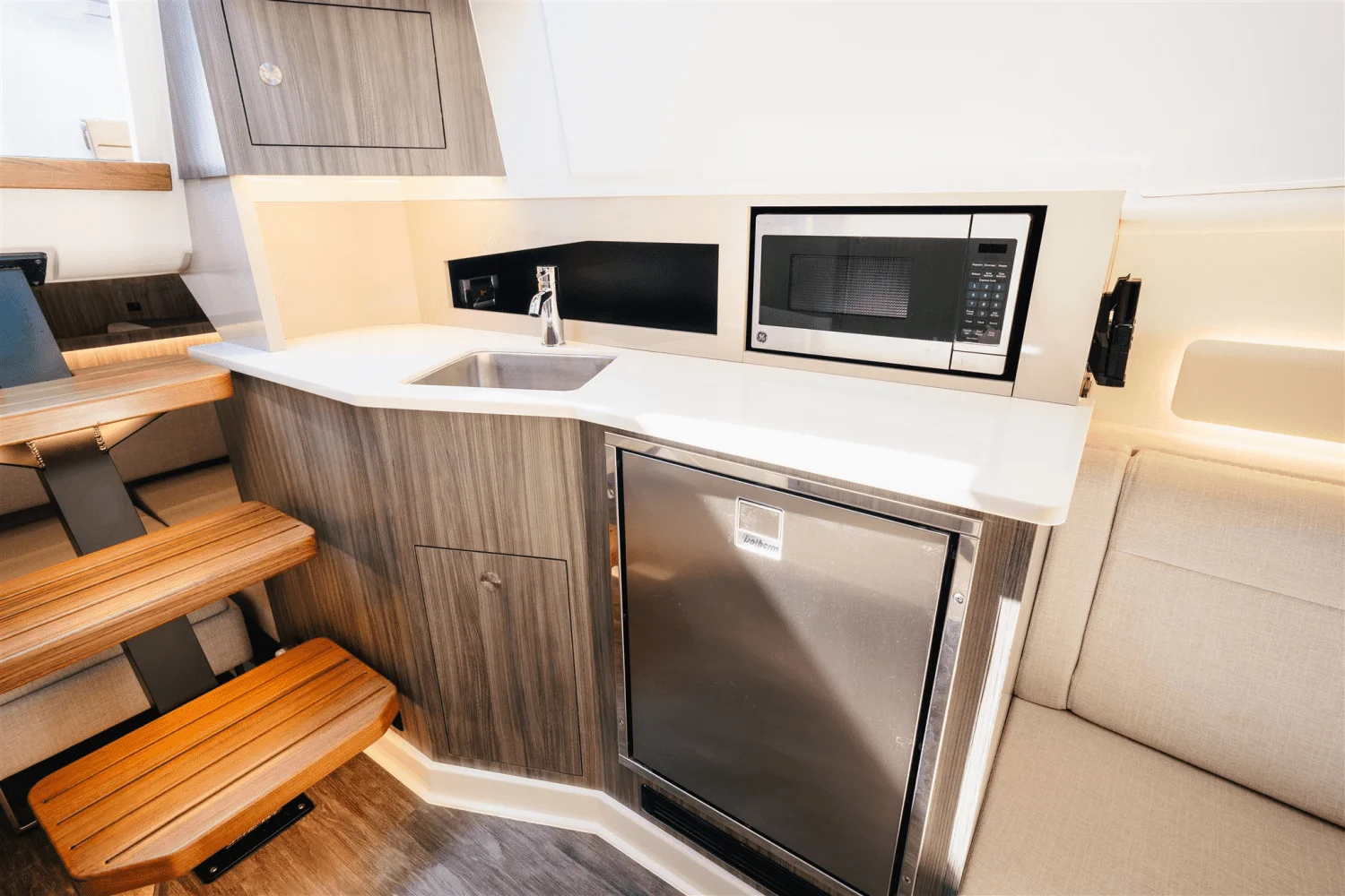 2025 Sea Ray Sundancer 370 Outboard Image Thumbnail #21