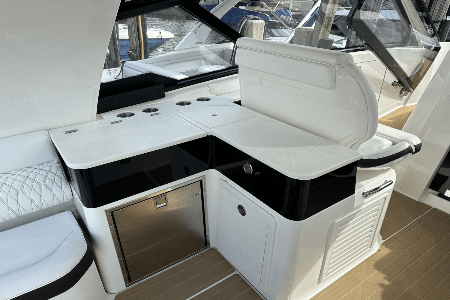 2022 Sea Ray Sundancer 370 OB Image Thumbnail #17